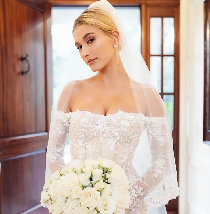 Hailey Bieber trong màu son nude ở đám cưới.