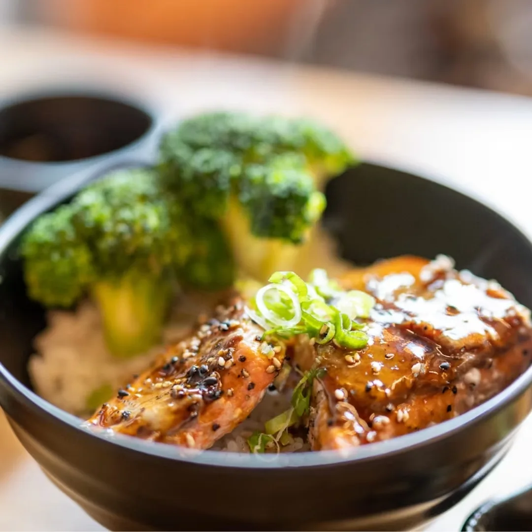 Cơm cá hồi sốt teriyaki chuẩn vị Nhật Bản