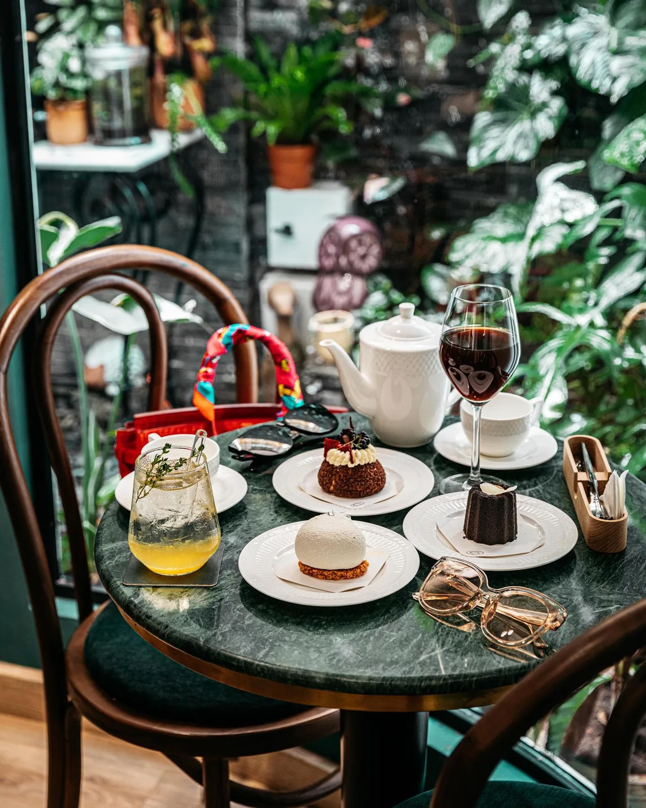 Bàn bánh và trà của The Vagabond Pâtisserie & Café 