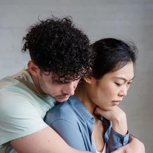 Gắn bó né tránh – gắn bó lo âu: Vì sao càng yêu, ta càng làm nhau tổn thương?