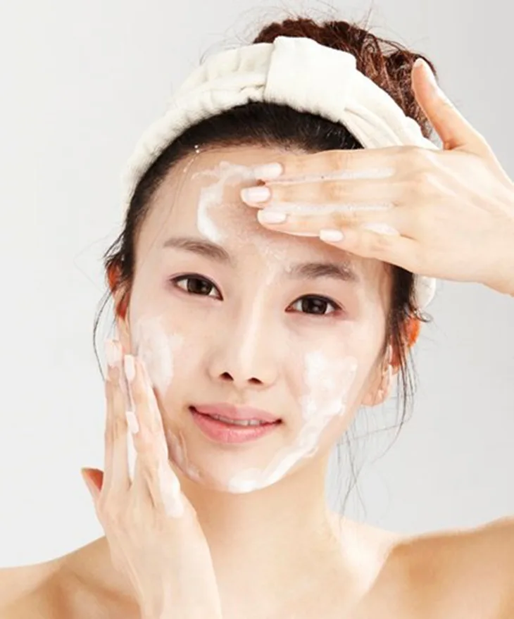 Cách rửa mặt tăng đôi hiệu quả bảo vệ làn da trong mùa hè ELLE VN