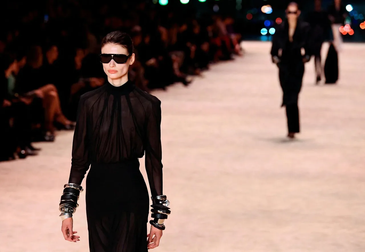 sàn diễn Saint Laurent Thu-Đông 2022