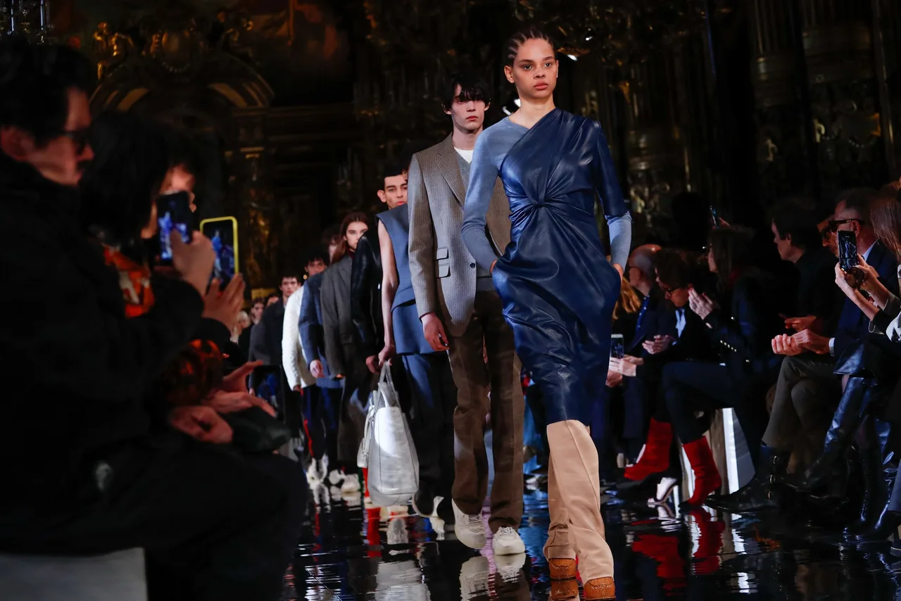 Stella McCartney thiết kế thời trang da nhân tạo