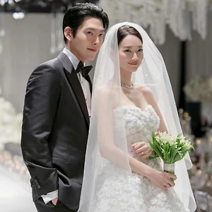 Váy cưới của cô dâu Shin Min Ah trong hôn lễ với Kim Woo Bin