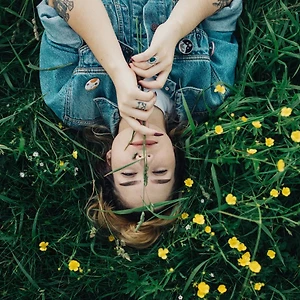 cô gái nằm trên cỏ