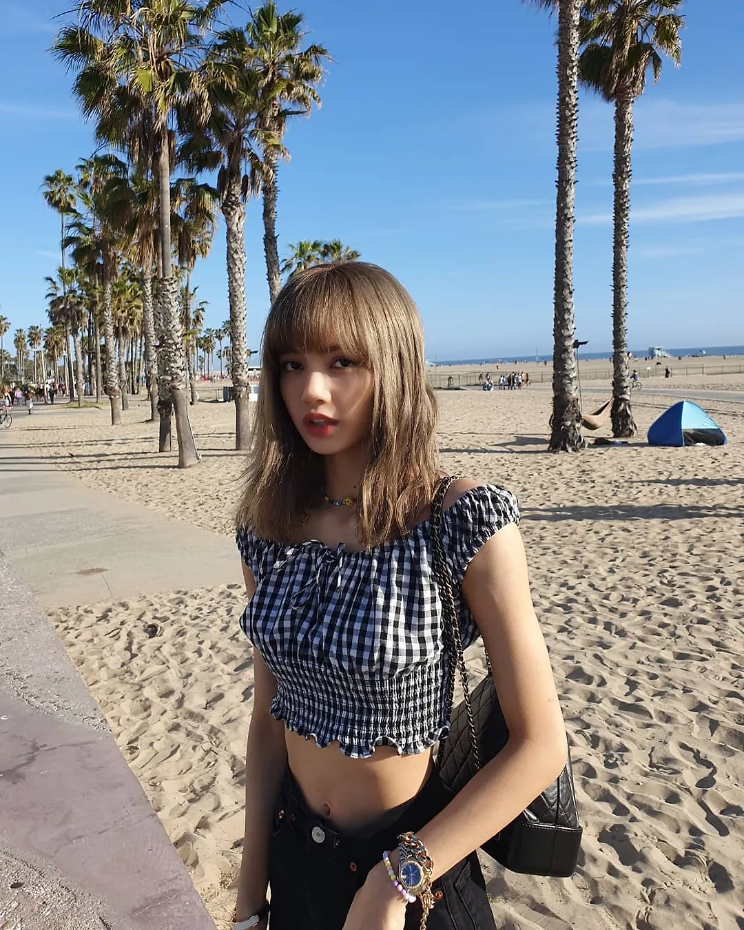 Thời trang mùa Hè - Lisa mặc áo trễ vai gingham trắng đen