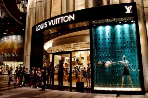 Cảnh xếp hàng chờ vào cửa hàng Louis Vuitton tại Singapore.