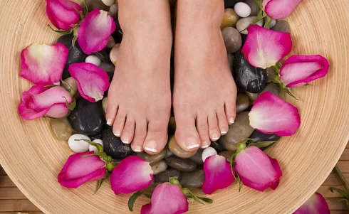 Bỏ thêm sỏi hoặc bi thủy tinh vào chậu ngâm chân để massage lòng bàn chân.
