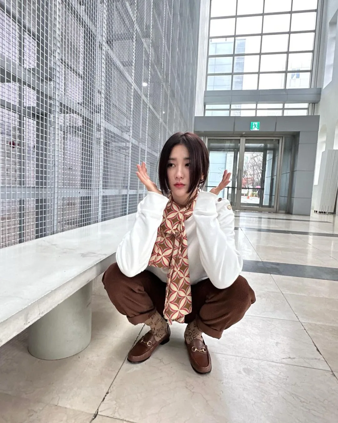 mintsungrace diện khăn choàng