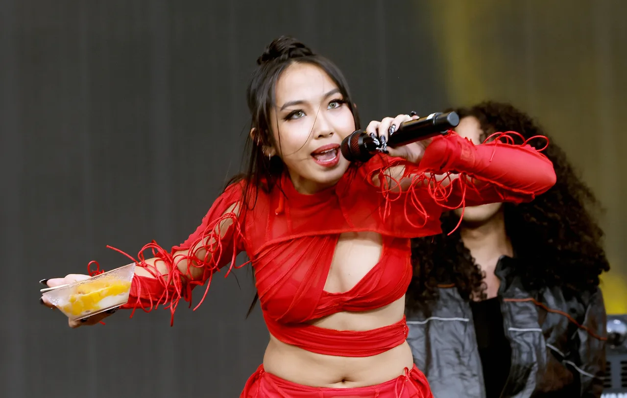 MILLI trình diễn tại Coachella 2022.