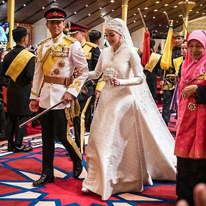 Cô dâu Brunei diện váy cưới ren lộng lẫy trong hôn lễ Hoàng gia