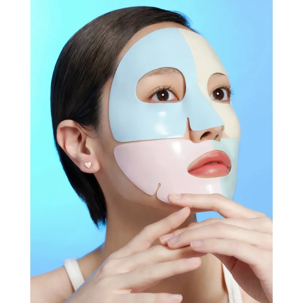 Cận cảnh chiếc mặt nạ nhiều màu.