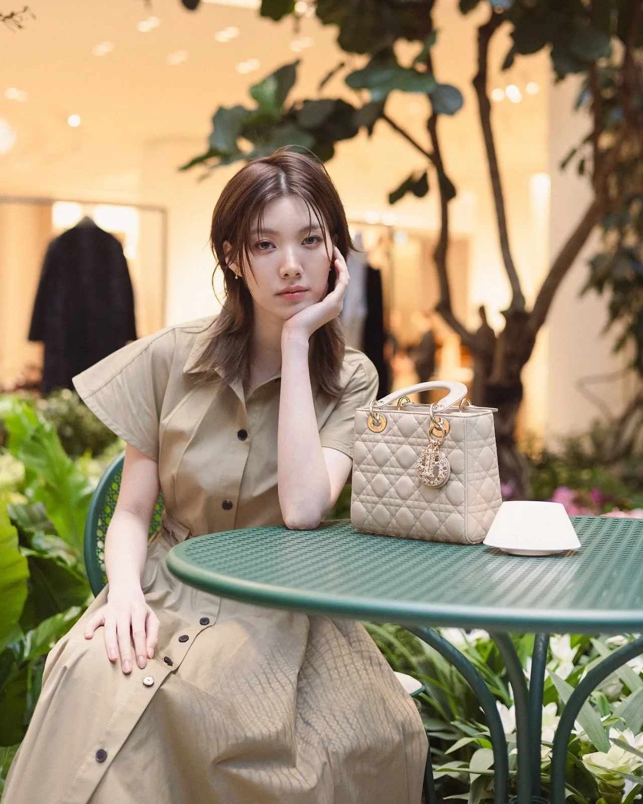 Còn nếu bạn muốn theo đuổi hình ảnh quiet luxury thì những bộ váy sơ mi màu be lạnh cổ điển nên được đưa vào shopping list