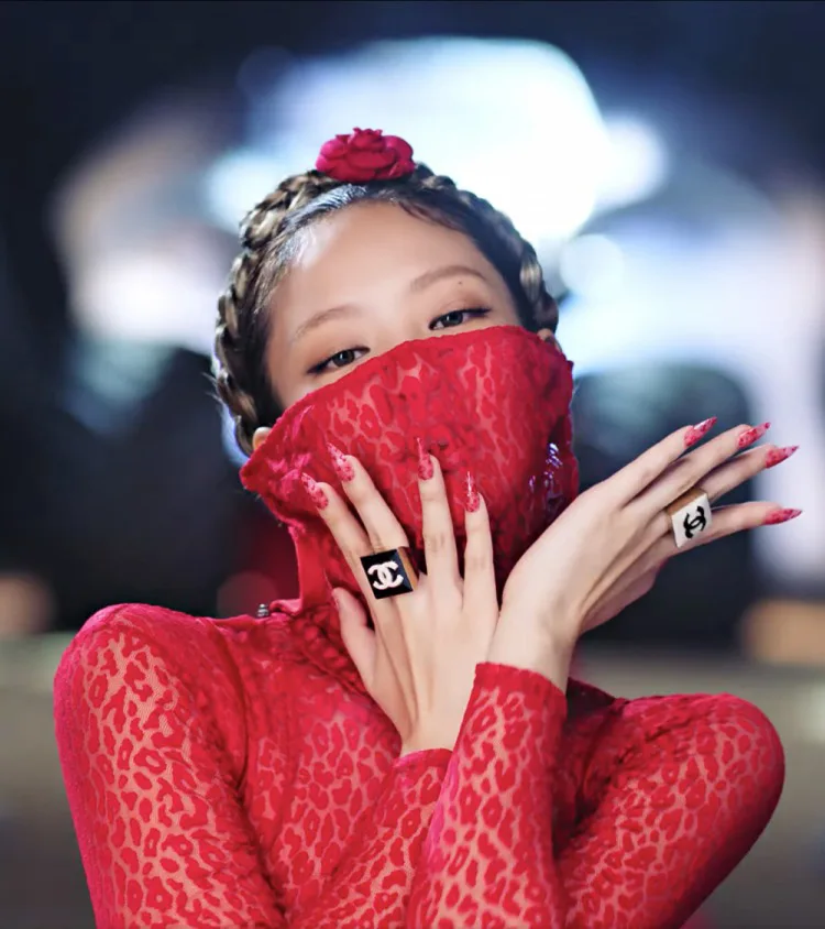 Jennie đeo nhẫn CHANEL Pink Venom