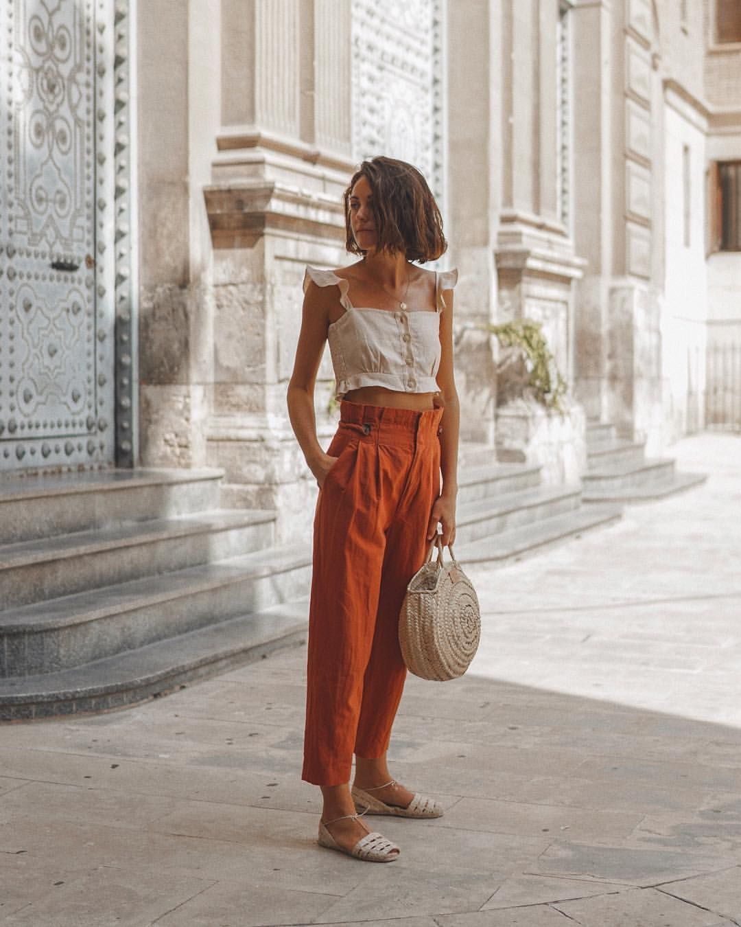 Cô gái mặc áo hai dây, quần baggy đũi màu cam đất