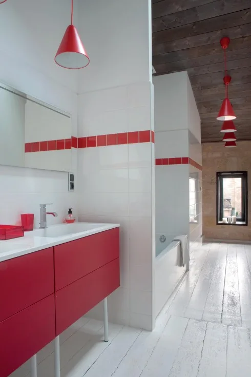 Khu vực nhà tắm được nhấn “tương phản” với toàn bộ ngôi nhà, tạo cảm giác hiện đại, vui tươi.
