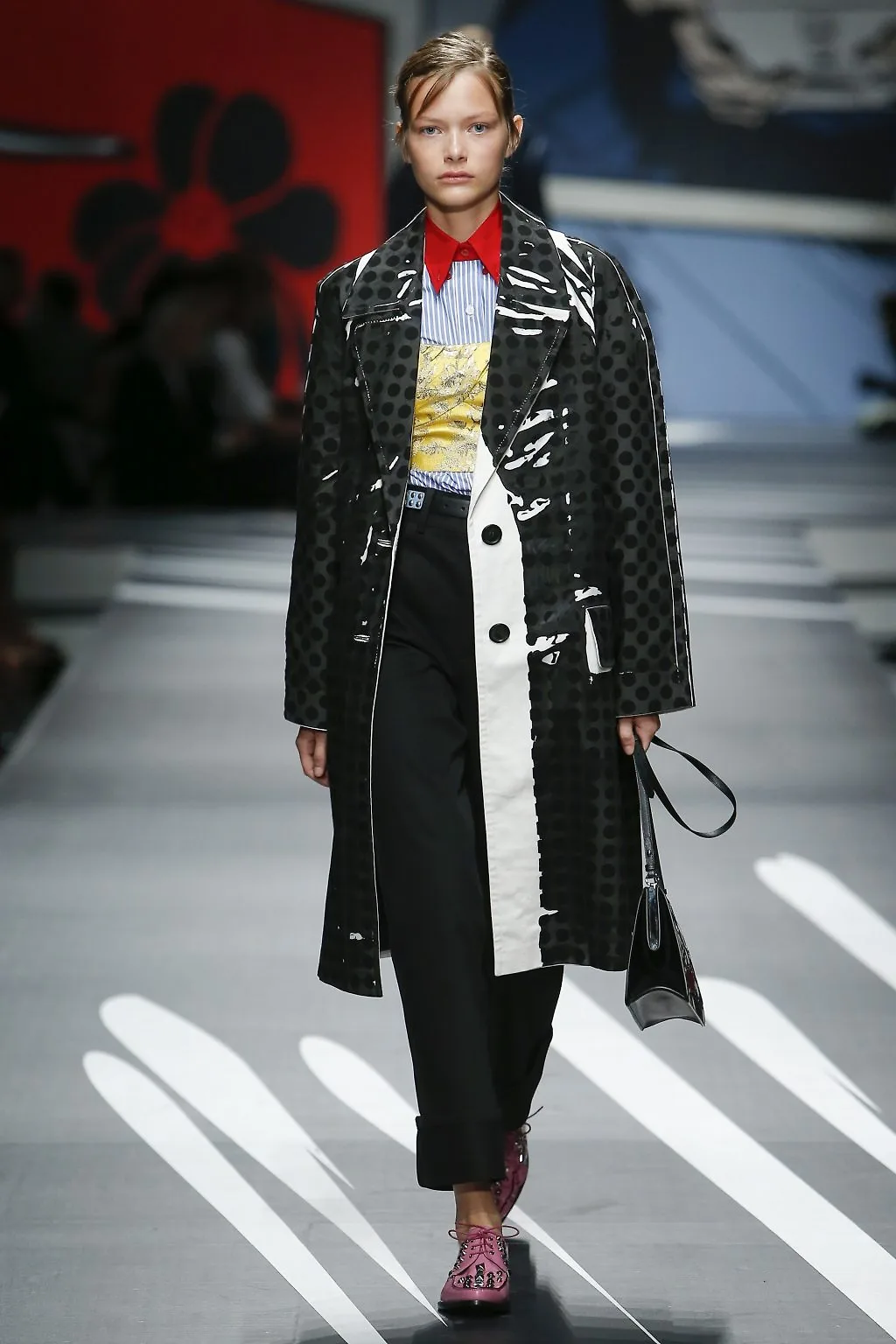 Prada Ready-to-wear Xuân 2018: Tính nữ được suy tôn bởi sự mạnh mẽ và náo nhiệt Prada Ready-to-wear Xuân 2018: Tính nữ được suy tôn bởi sự mạnh mẽ và náo nhiệt