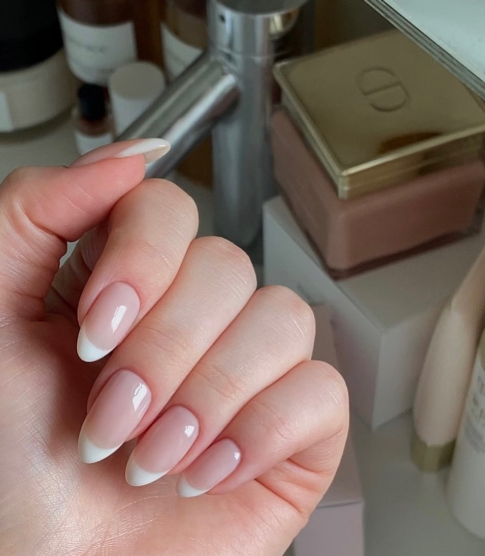 Xu hướng Clean Girl Nails chú trọng đến màu sắc trung tính. Xu hướng Clean Girl Nails chú trọng đến màu sắc trung tính.