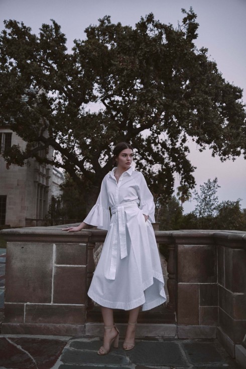 Kendall + Kylie cũng không lỡ nhịp với xu hướng váy áo trắng của mùa Xuân-Hè 2017