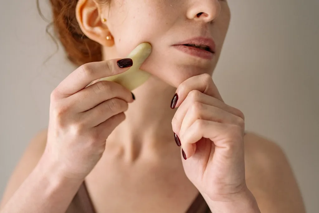 Động tác massage cằm giúp mặt trở nên thon gọn. Động tác massage cằm giúp mặt trở nên thon gọn.
