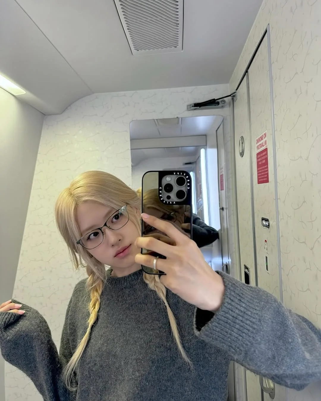 rose diện phong cách "geek-chic"