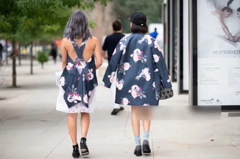Diện áo khoác hoa oversize cá tính