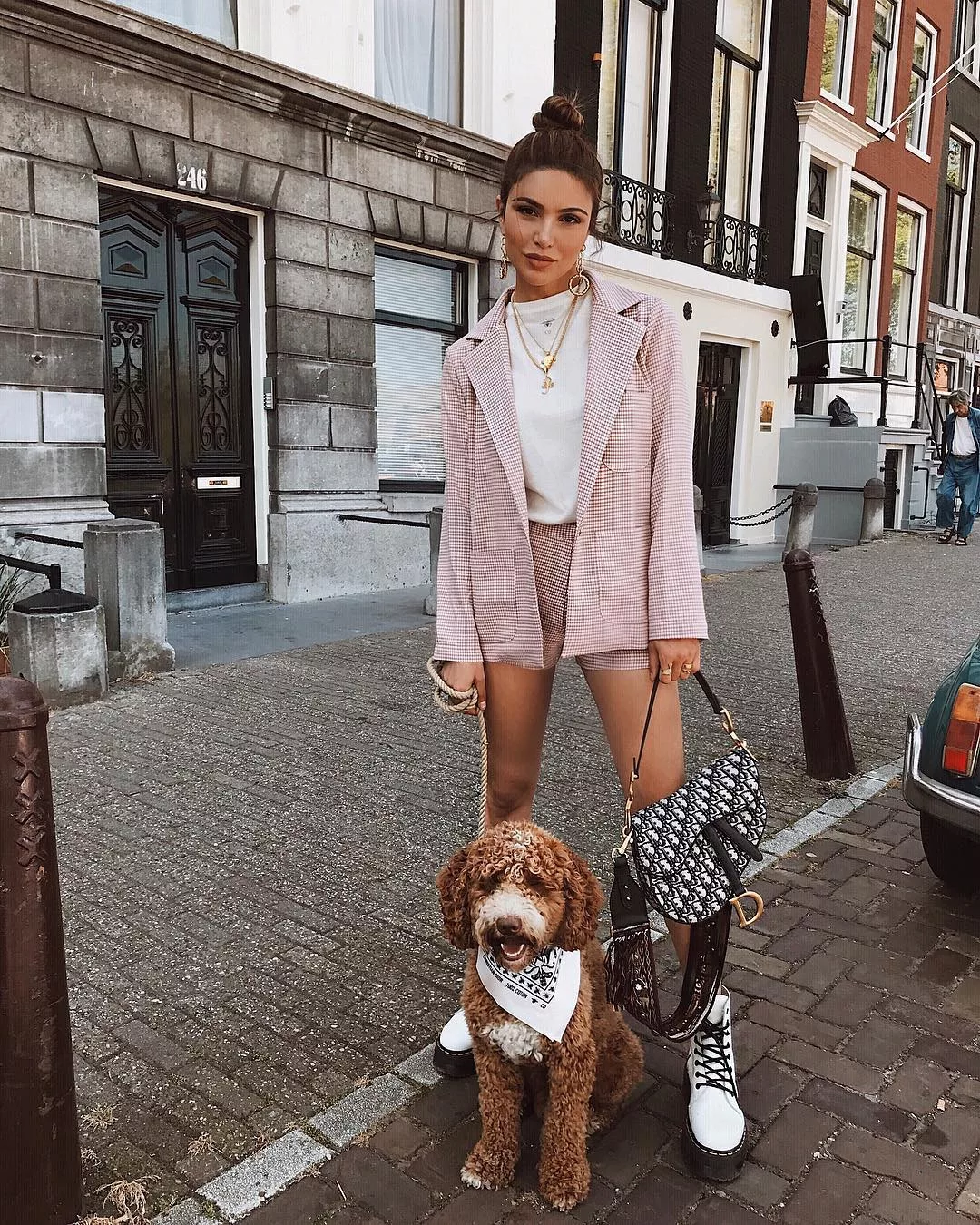 Diện áo thun trắng cùng bộ suit