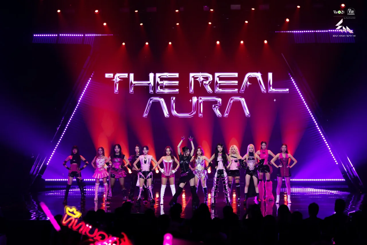 thời trang sân khấu The Real Aura
