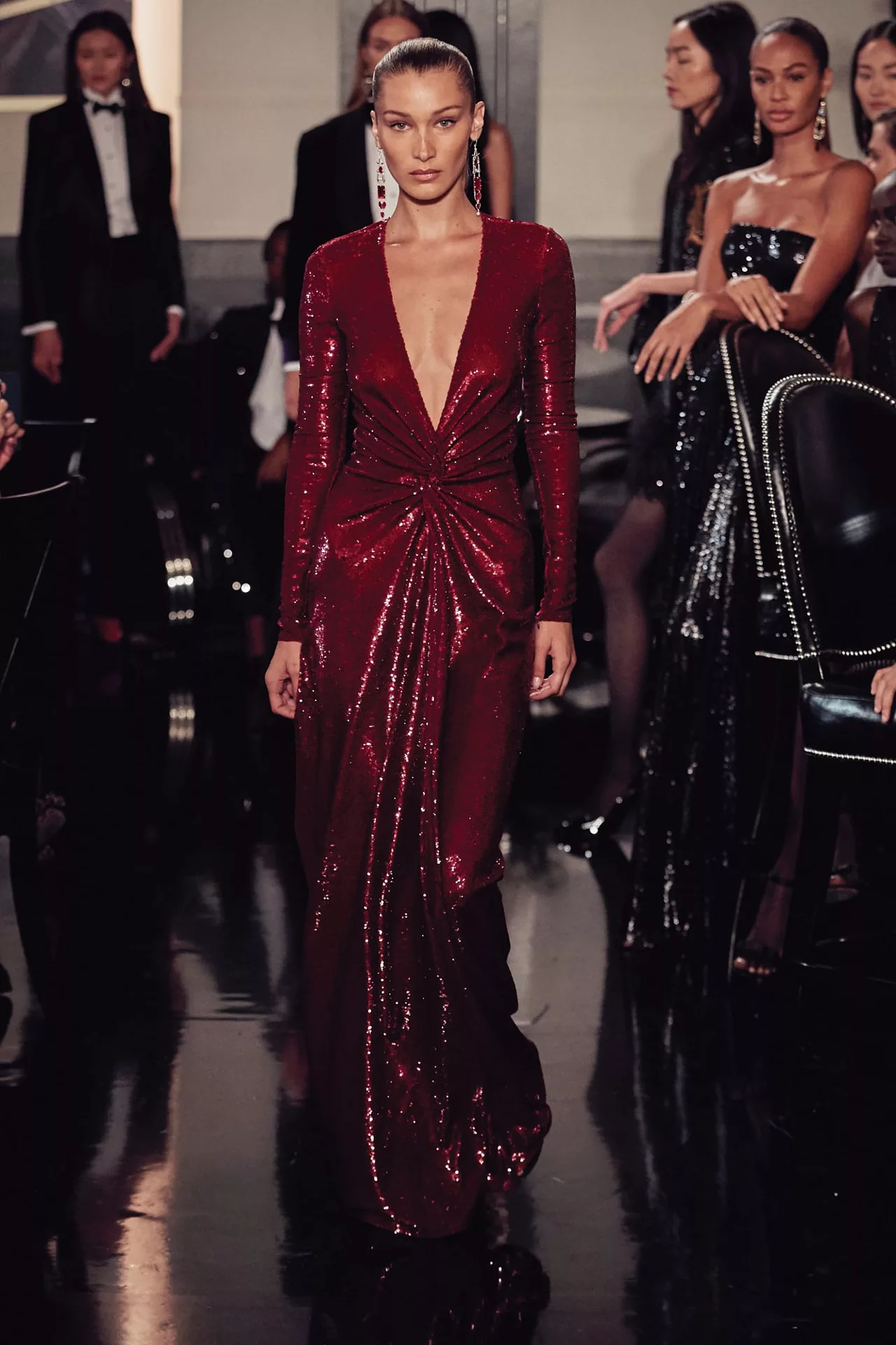 bella hadid diện đầm dự tiệc ralph lauren