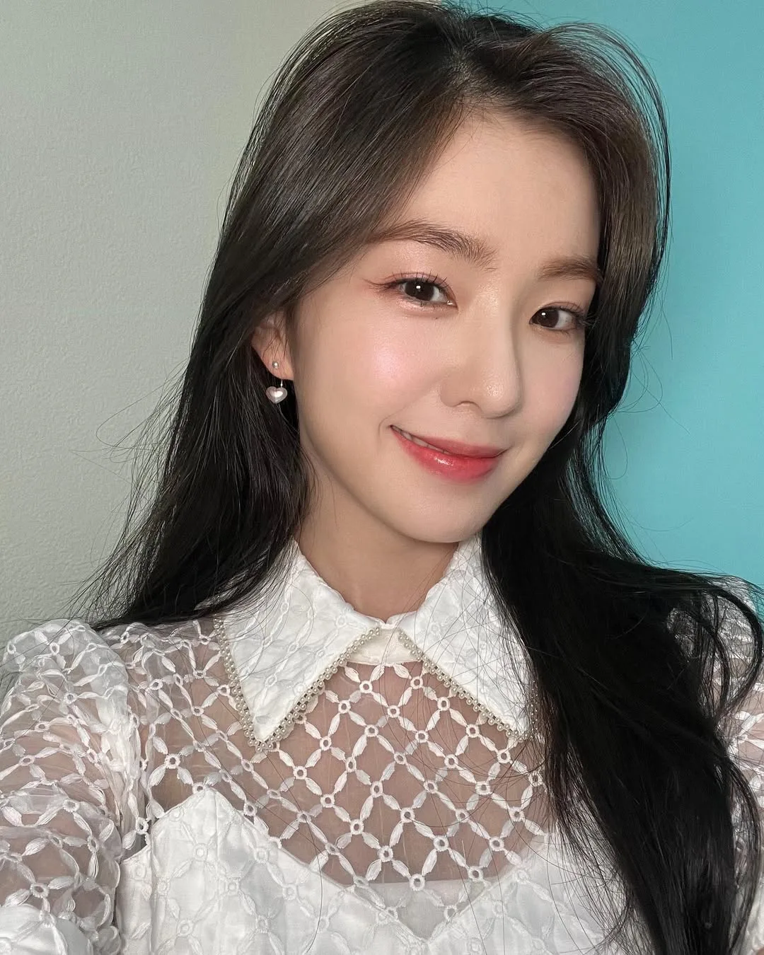 Irene cười tươi, lông mày cong nhẹ