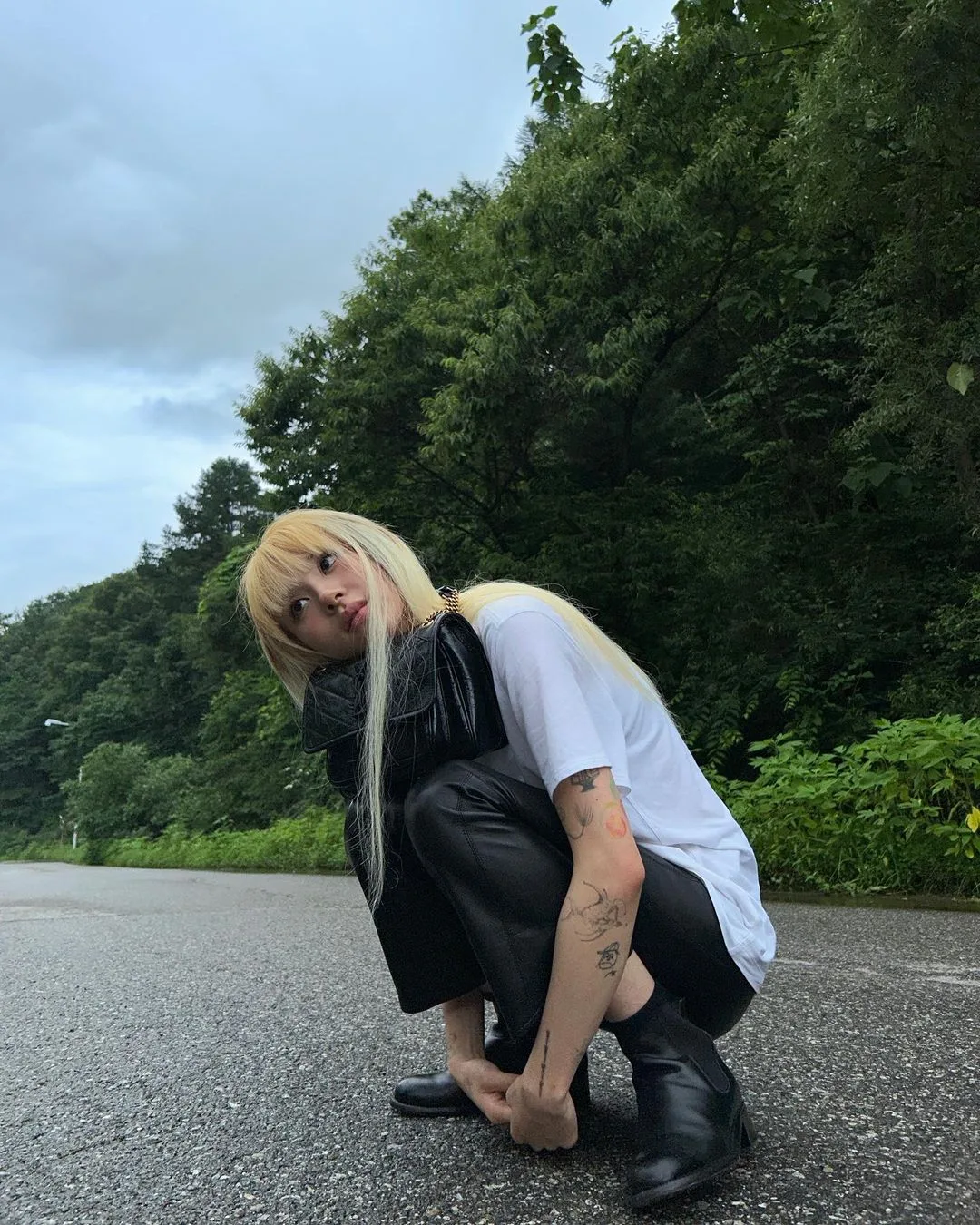 chaeyoung phối chelsea boots