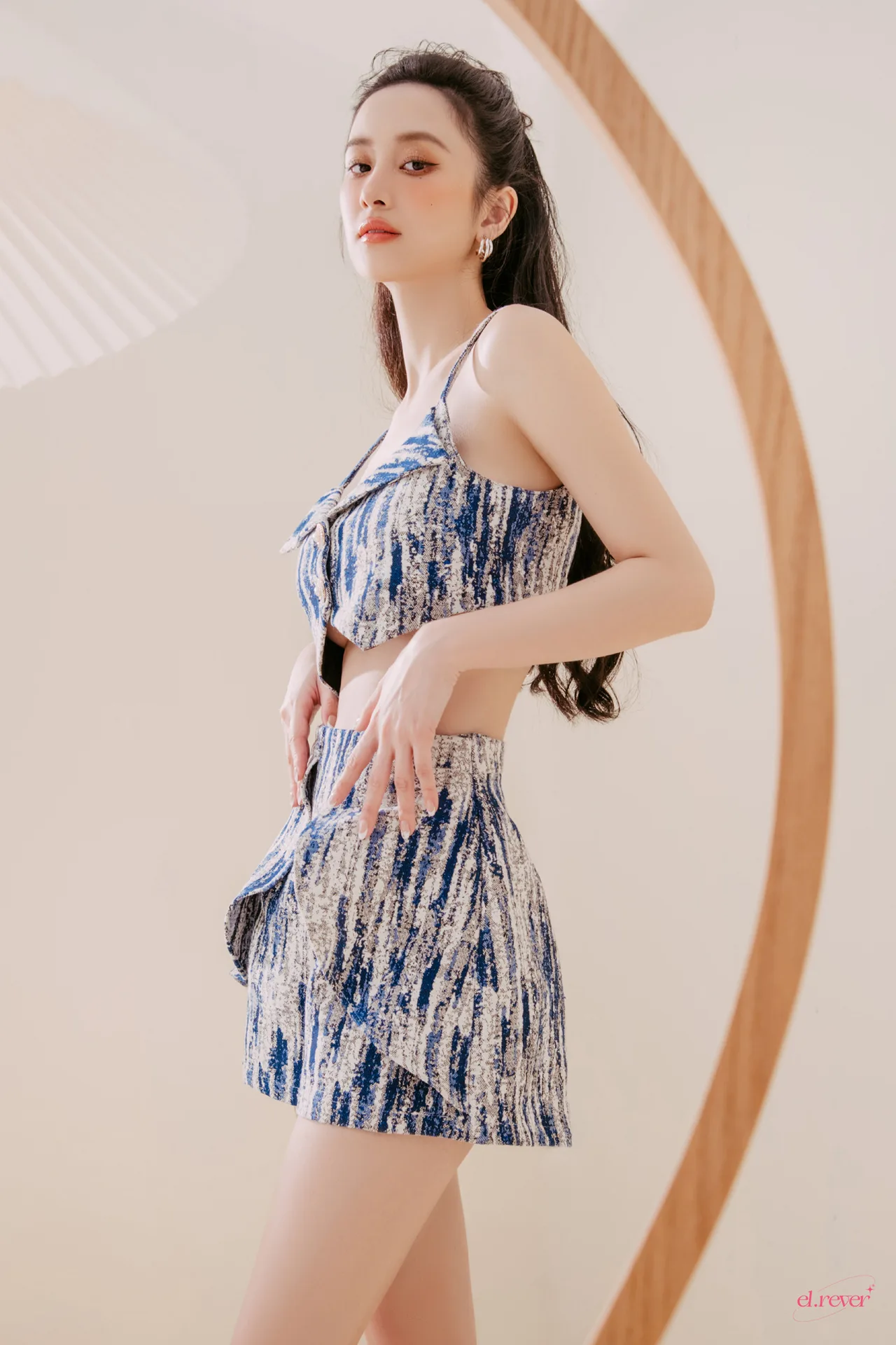 Jun Vũ mặc thiết kế của thương hiệu EL.Rêver