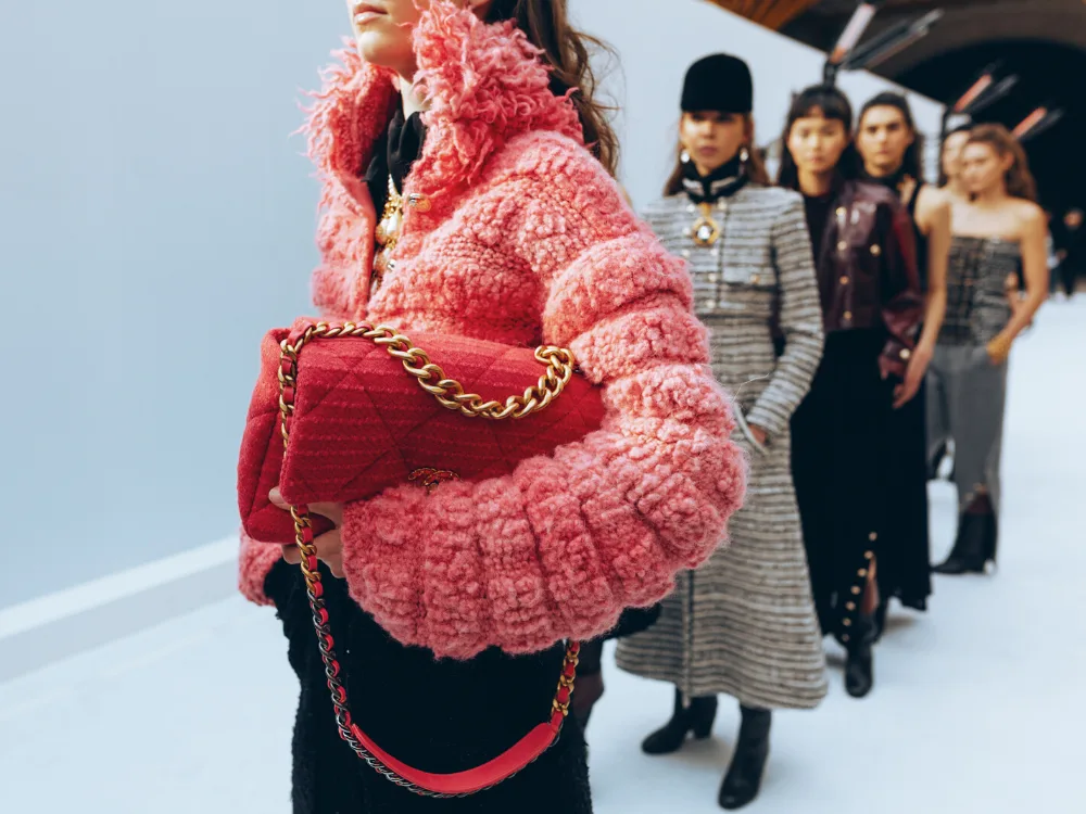 túi xách Chanel cầm tay đỏ trên sàn diễn