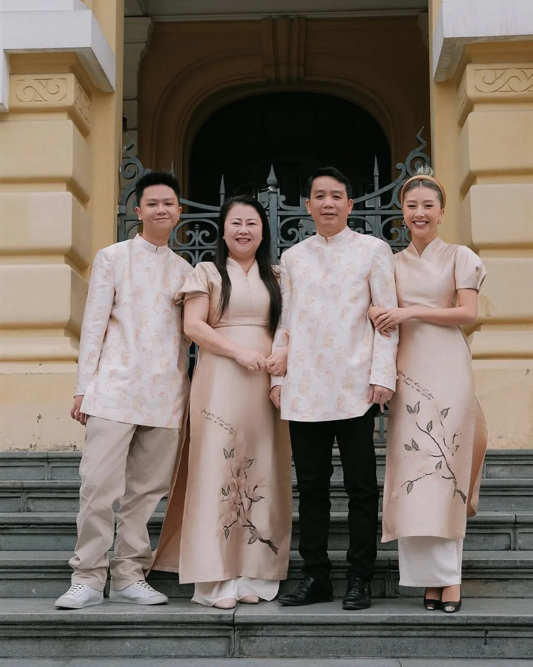 trang phục Tết 2022 gia đình quỳnh anh shyn