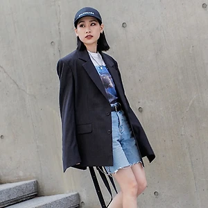 áo thun phom rộng cùng quần shorts và áo blazer, thắt lưng