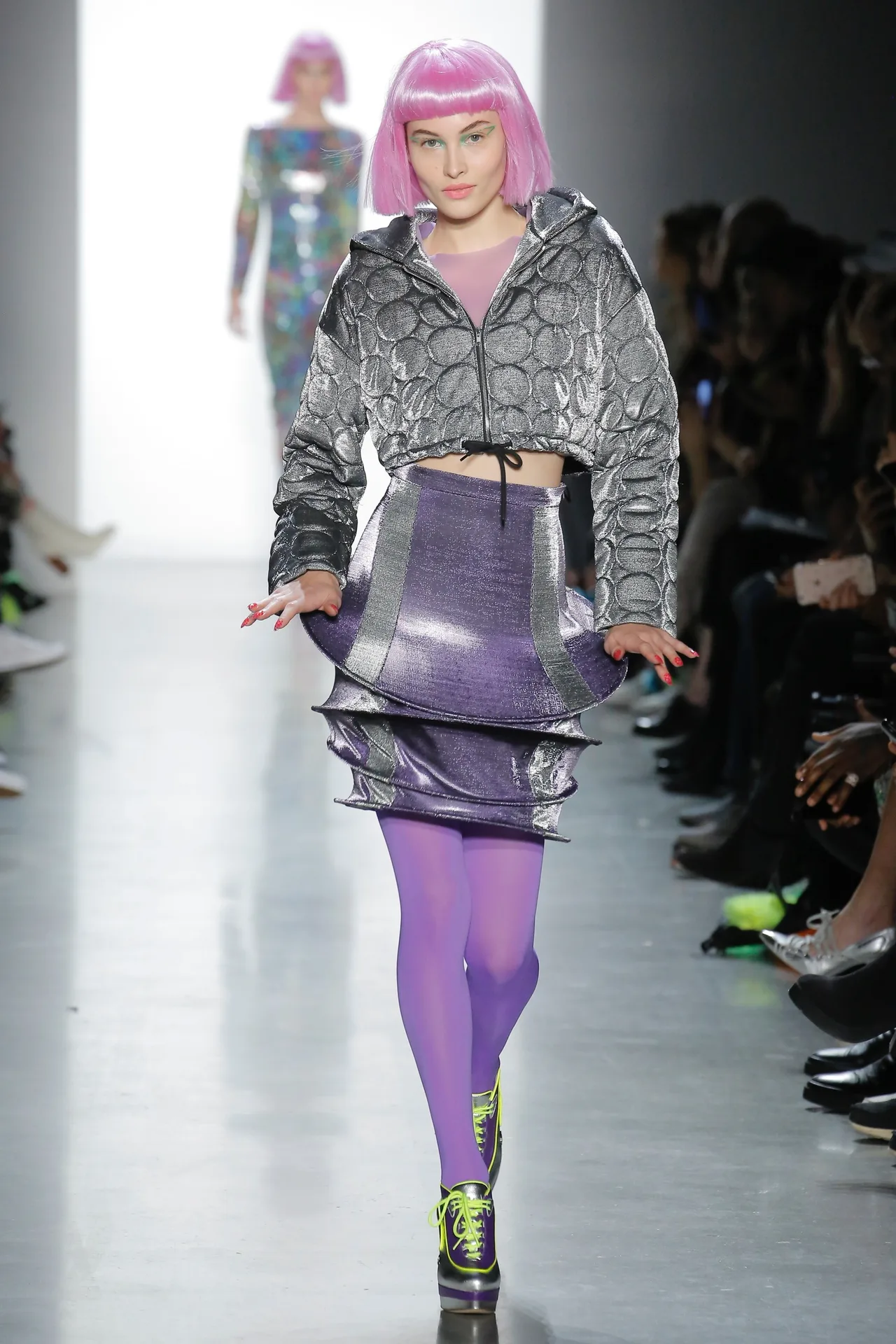 Thương hiệu Jeremy Scott Ready-to-wear Thu-Đông 2018: Rực rỡ sắc màu viễn tưởng 15 Thương hiệu Jeremy Scott Ready-to-wear Thu-Đông 2018: Rực rỡ sắc màu viễn tưởng 15