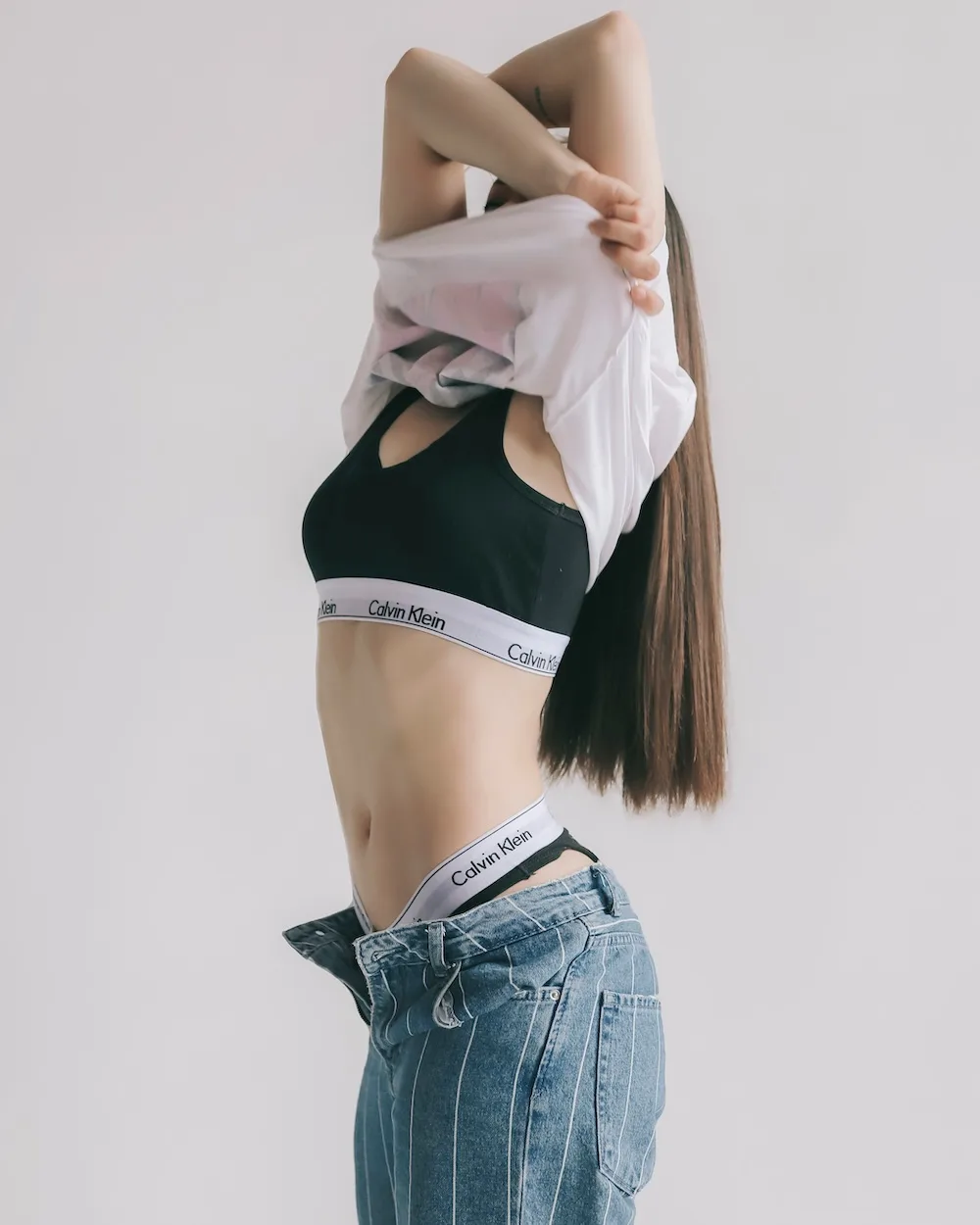 cô gái đang thay đồ Calvin Klein underwear