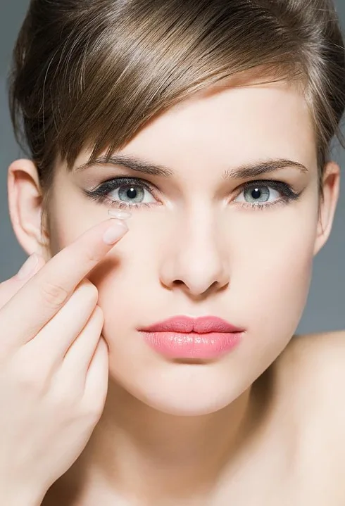 Chọn lựa lens giãn tròng là phương pháp tiện lợi giúp các bạn gái ngay lập tức sở hữu đôi mắt to tròn cùng nhiều màu sắc khác nhau