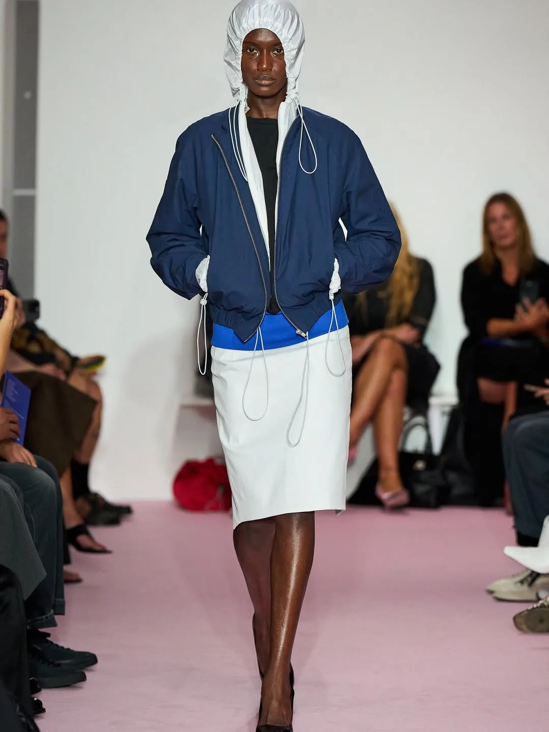 Tinh thần athletic minimalism được tái hiện trên sàn runway.