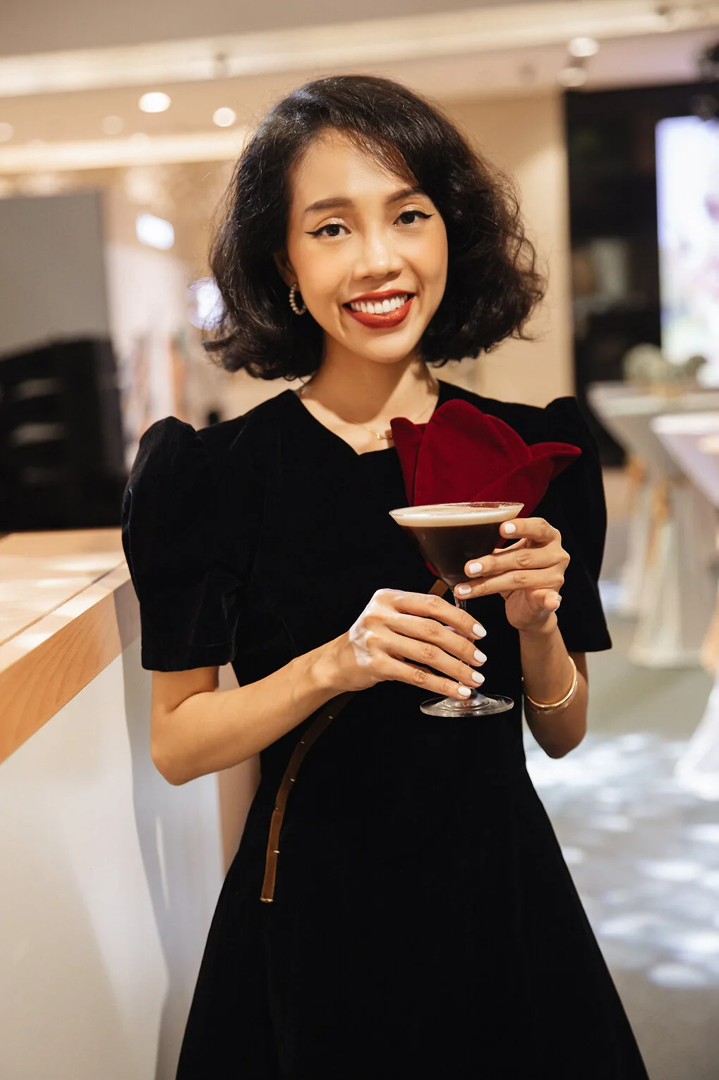 chị nicky khánh ngọc cầm ly cà phê nespresso