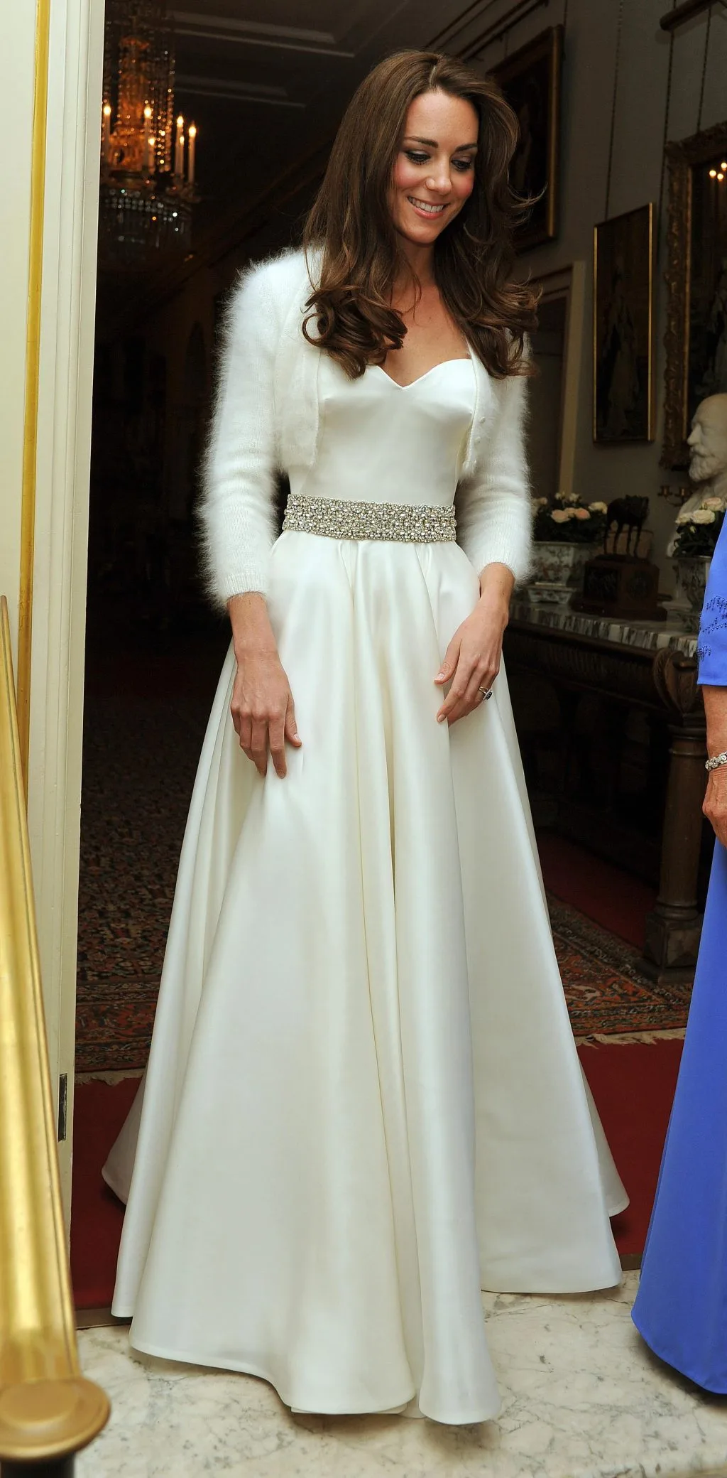 so sánh váy cưới của Công chúa Eugenie, Kate Middleton và Meghan Markle 11