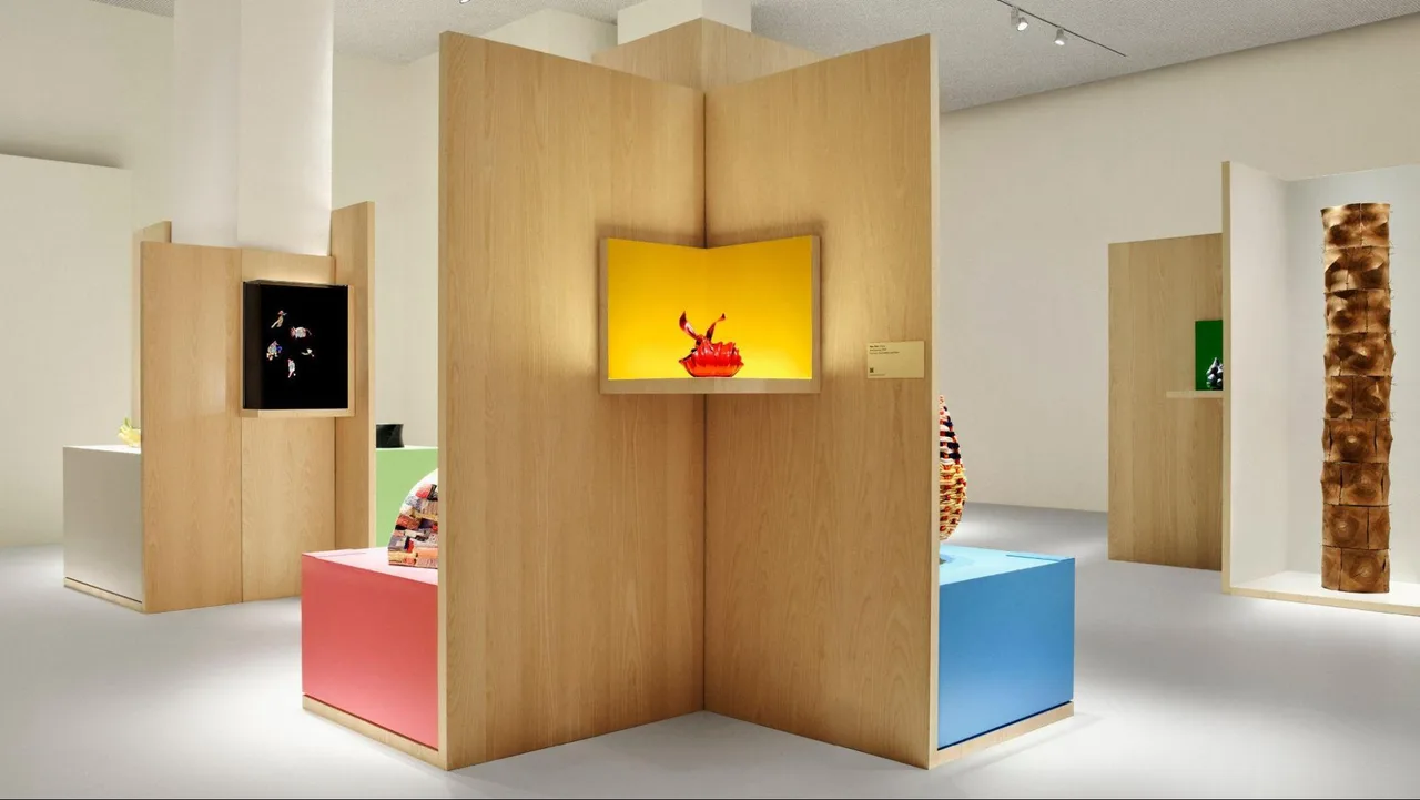 tác phẩm tranh giải được trưng bày tại triển lãm của LOEWE FOUNDATION Craft Prize 2026 tại National Gallery Singapore