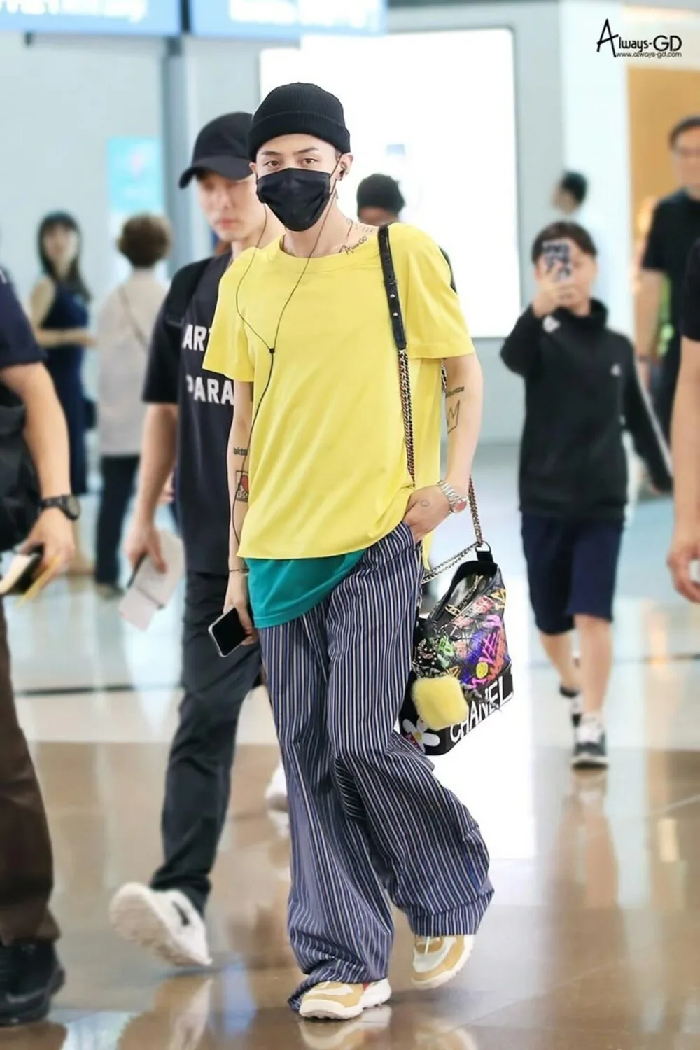 đồ ngủ G-Dragon tại sân bay