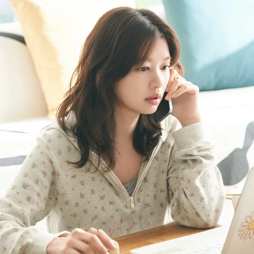 Jung So Min cầm điện thoại