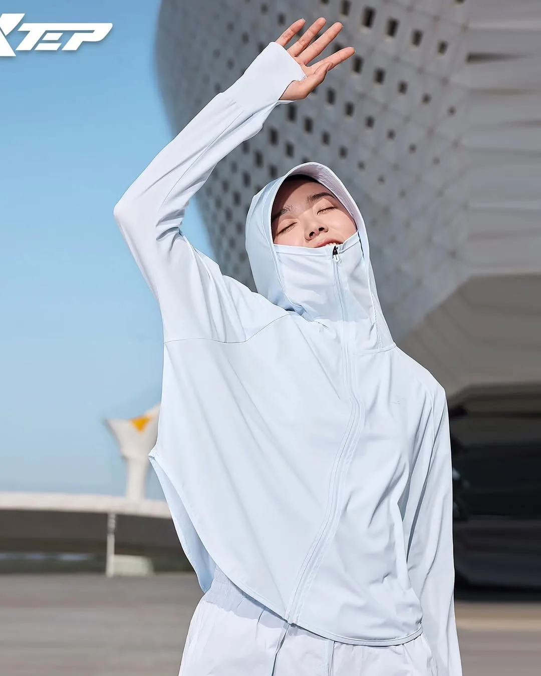 Những tông màu "Ice Blue" hay "Mint" không chỉ dịu mắt mà còn giảm hấp thụ nhiệt hồng ngoại tối đa.