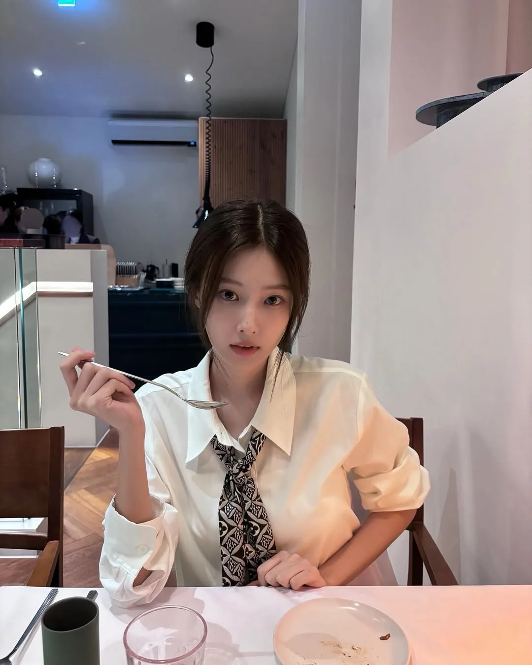 áo sơ mi trắng và cà vạt