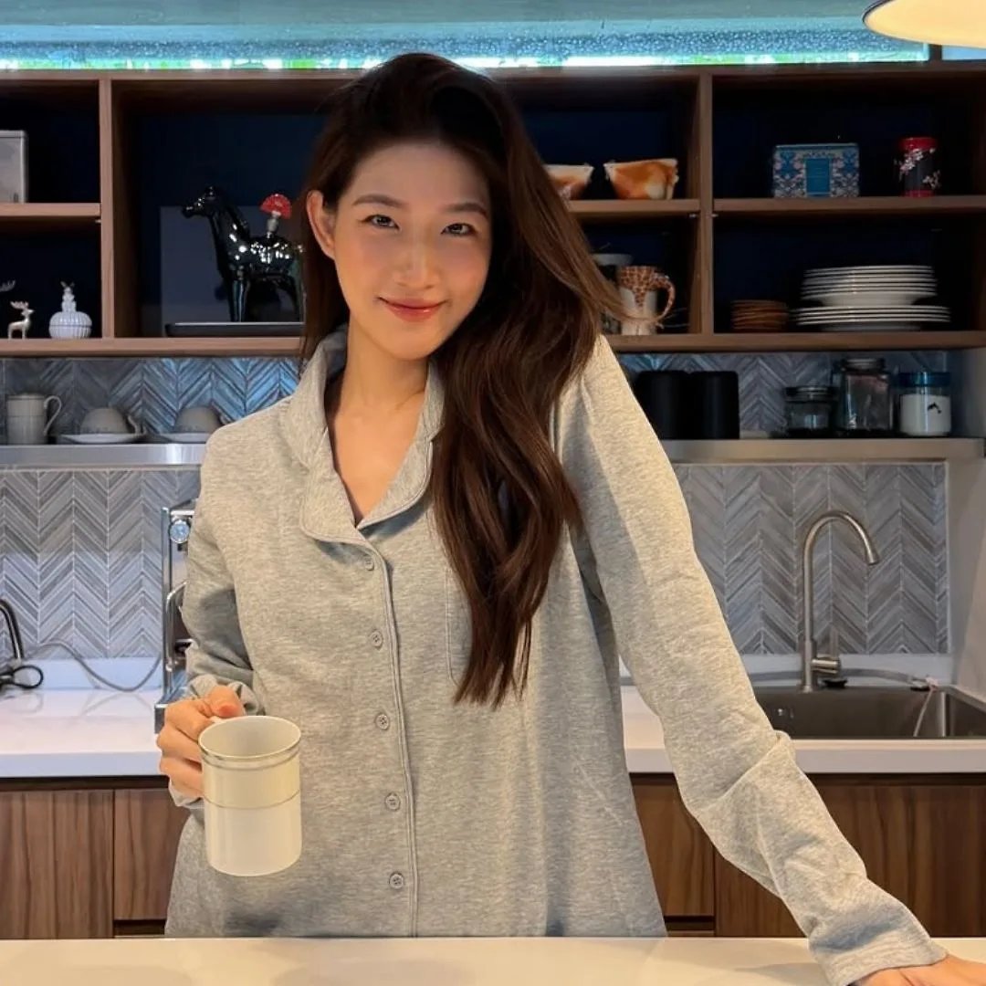 cô gái trong bộ đồ ngủ với thói quen tốt