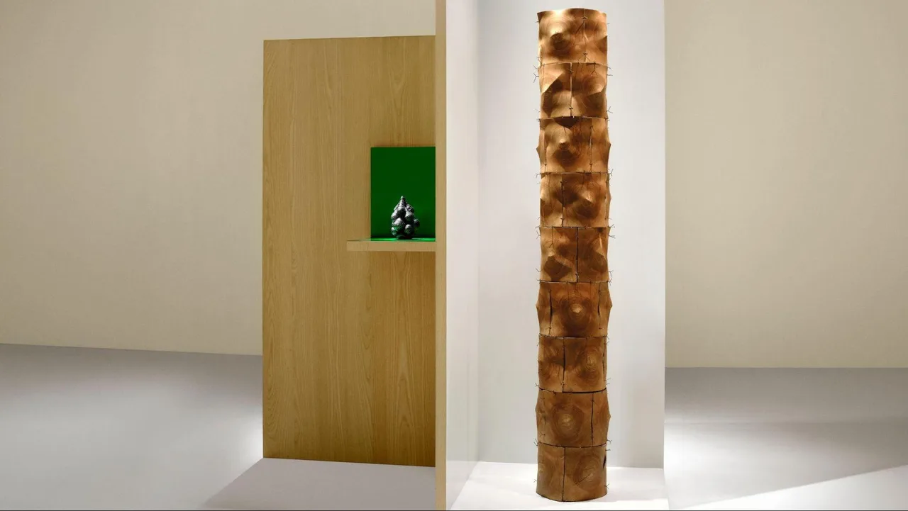 tác phẩm tranh giải được trưng bày tại triển lãm của LOEWE FOUNDATION Craft Prize 2026 tại National Gallery Singapore