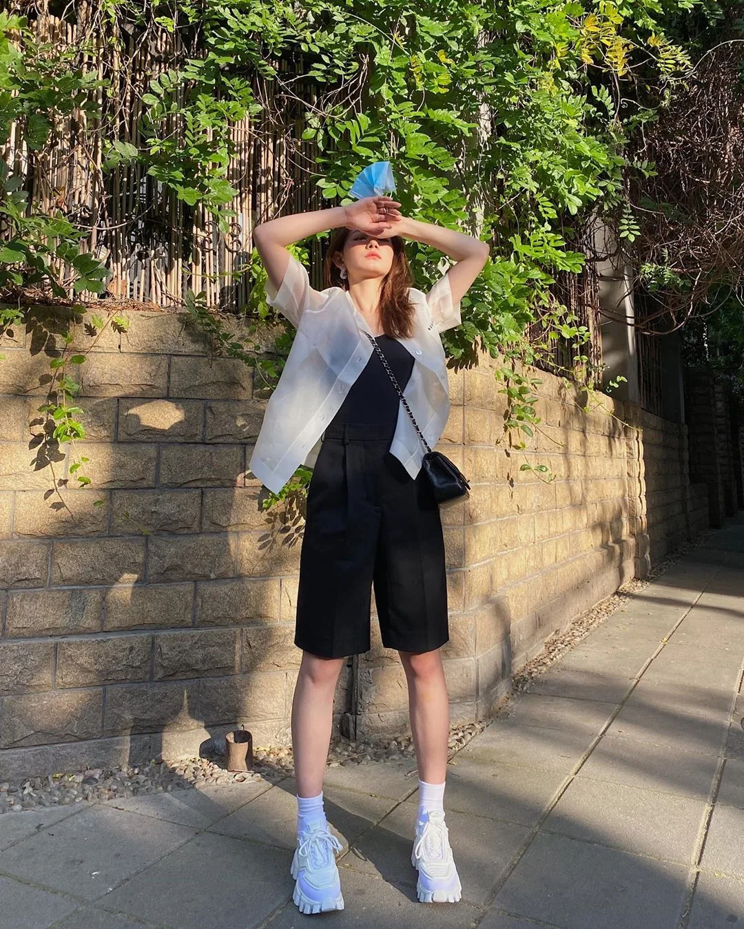 áo khoác sơmi oversize trắng phong cách soft aesthetic