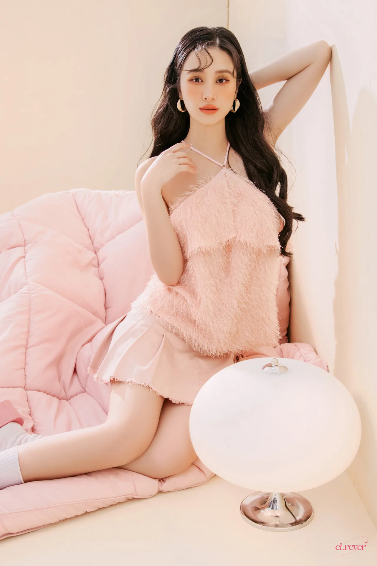 Jun Vũ mặc váy hồng của thương hiệu thời trang EL.Rêver